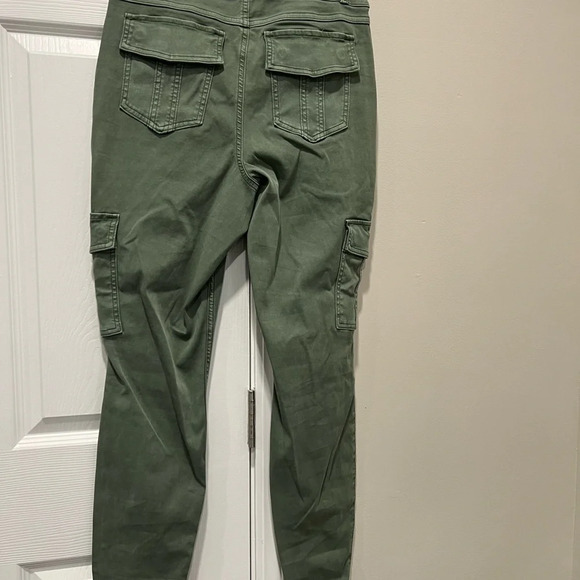 SPANX Stretch Twill Ankle Cargo Pant soft sage - Picture 10 of 10